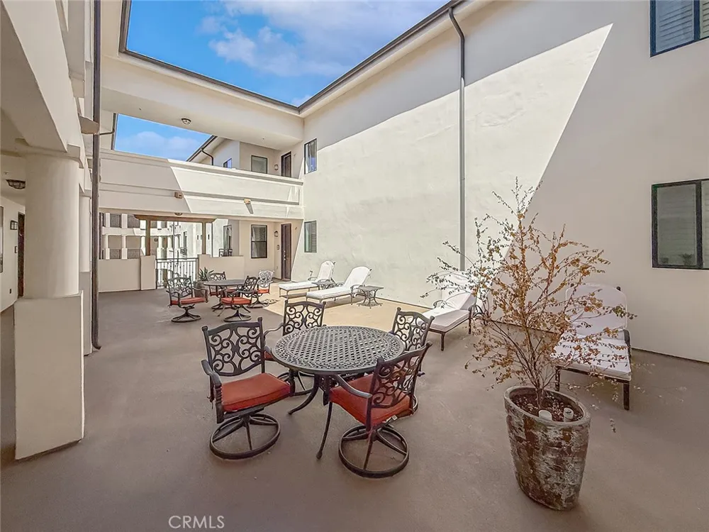 4724 Kester #109 Sherman Oaks, CA 91403