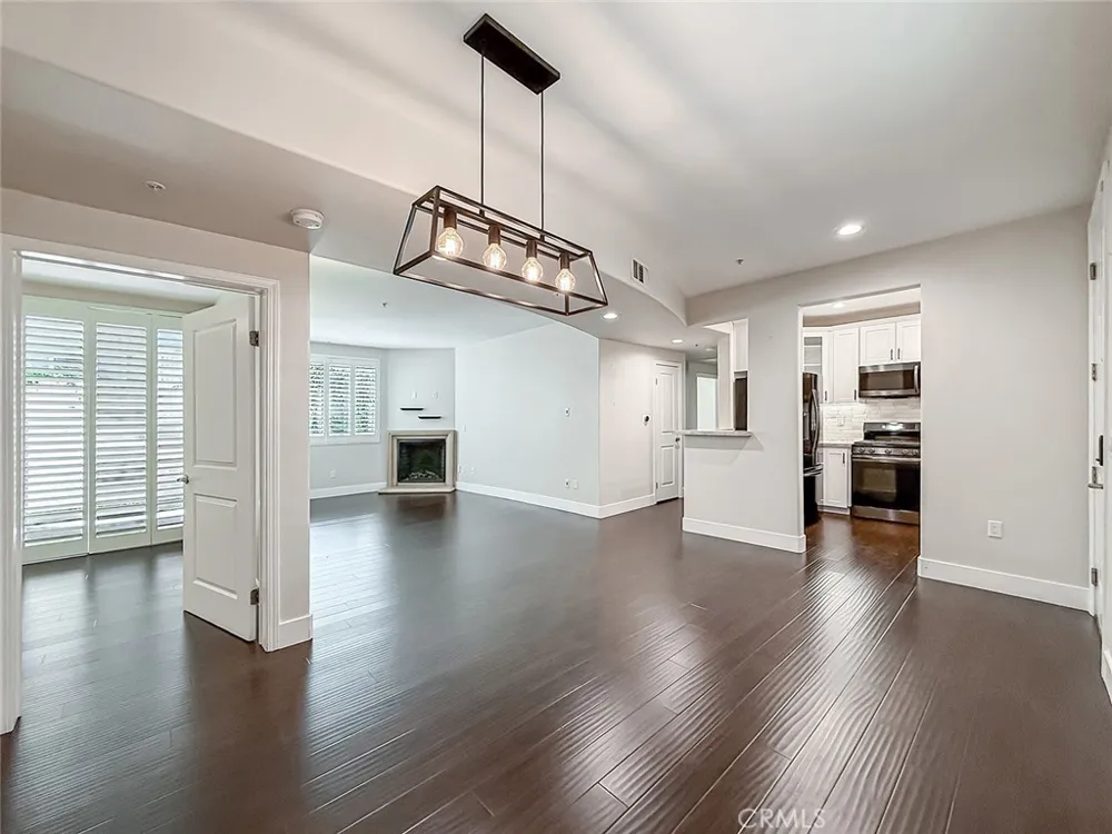 4724 Kester #109 Sherman Oaks, CA 91403