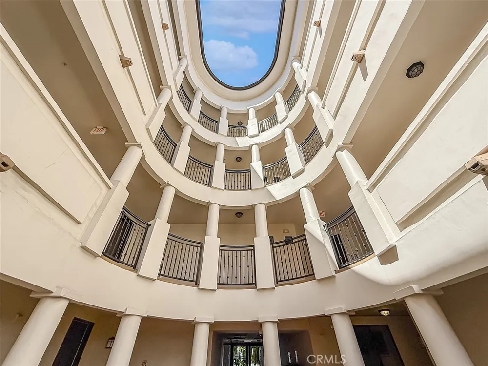 4724 Kester #109 Sherman Oaks, CA 91403