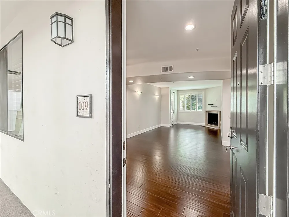 4724 Kester #109 Sherman Oaks, CA 91403