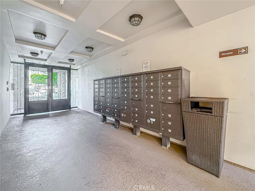 4724 Kester #109 Sherman Oaks, CA 91403