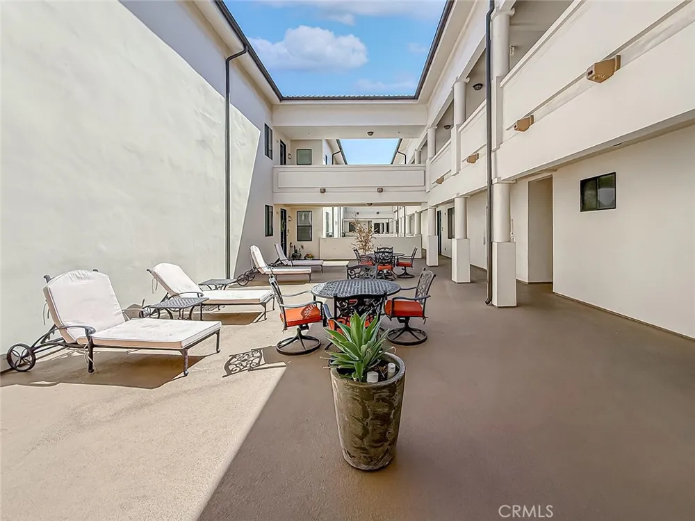 4724 Kester #109 Sherman Oaks, CA 91403