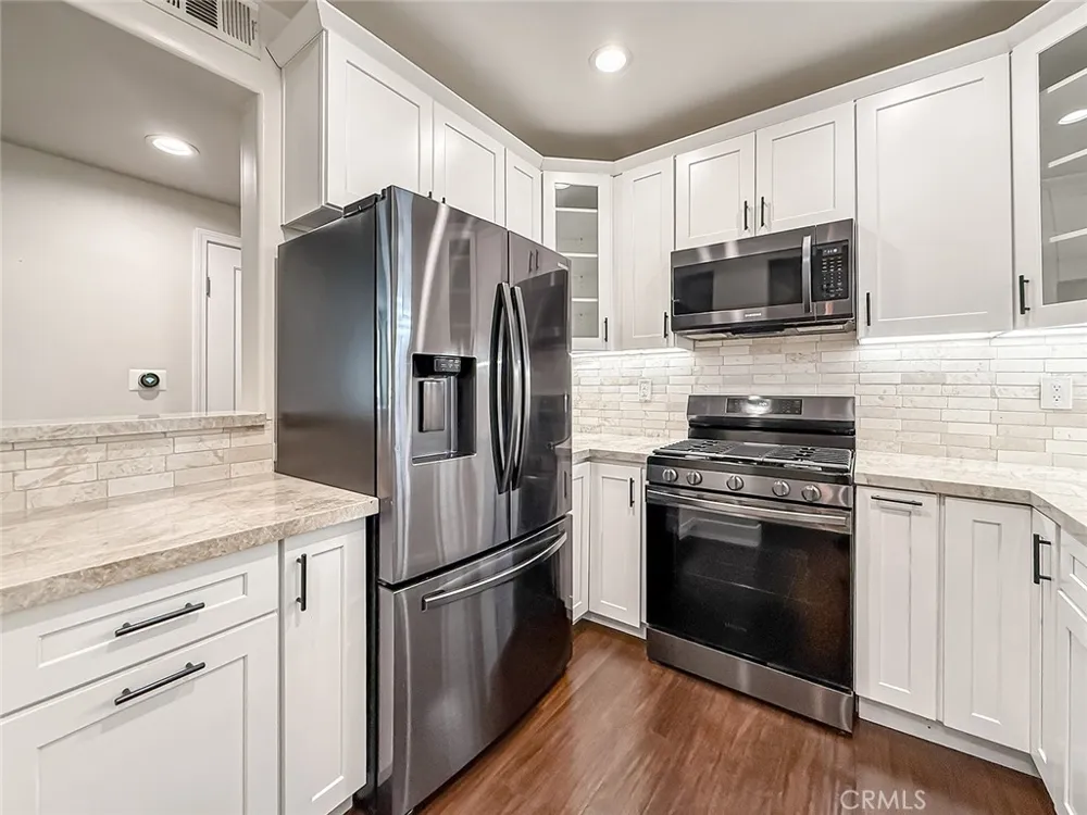 4724 Kester #109 Sherman Oaks, CA 91403