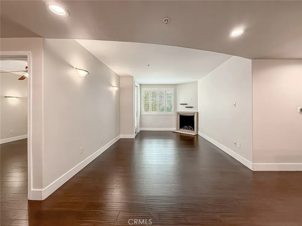 4724 Kester #109 Sherman Oaks, CA 91403