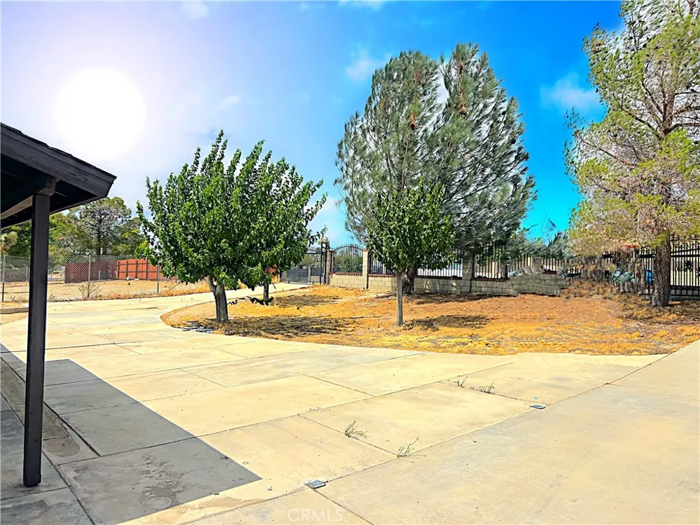 15328 E Avenue Q1 Lake Los Angeles, CA 93591