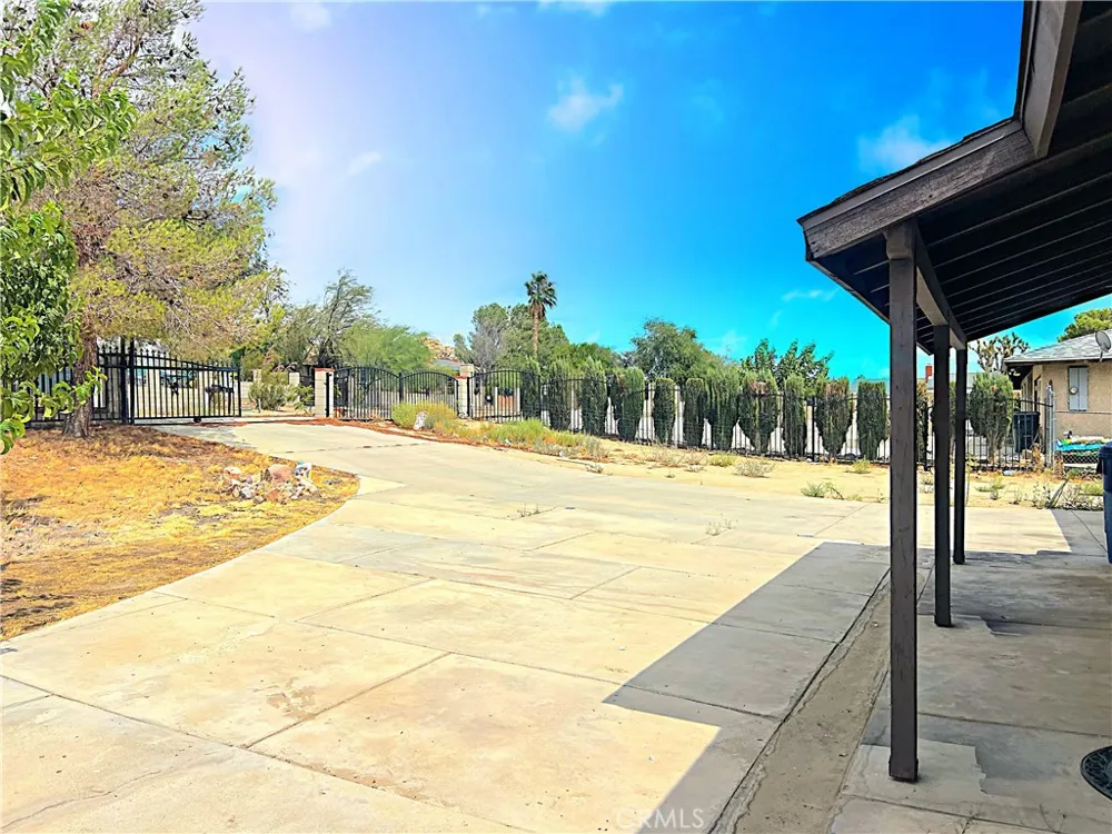 15328 E Avenue Q1 Lake Los Angeles, CA 93591