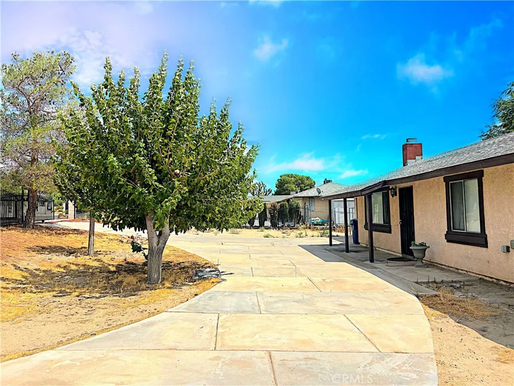 15328 E Avenue Q1 Lake Los Angeles, CA 93591