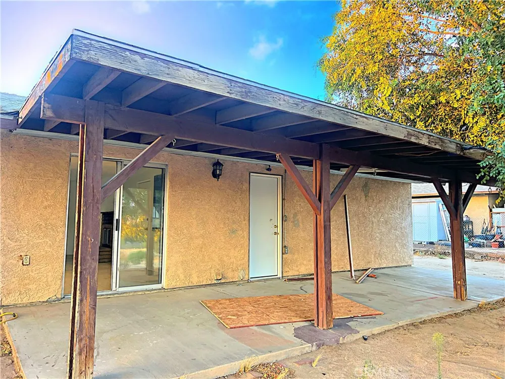 15328 E Avenue Q1 Lake Los Angeles, CA 93591