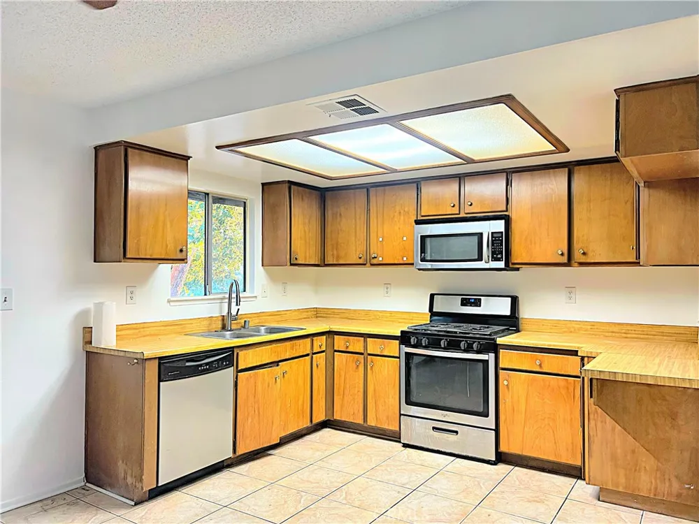 15328 E Avenue Q1 Lake Los Angeles, CA 93591