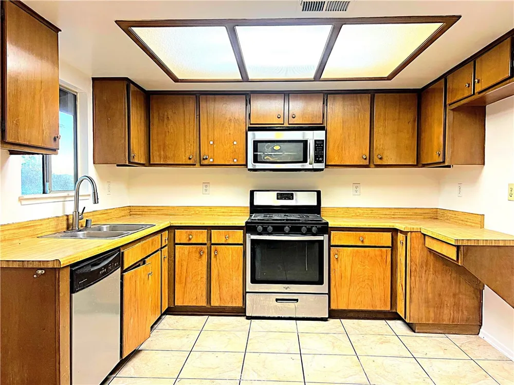 15328 E Avenue Q1 Lake Los Angeles, CA 93591