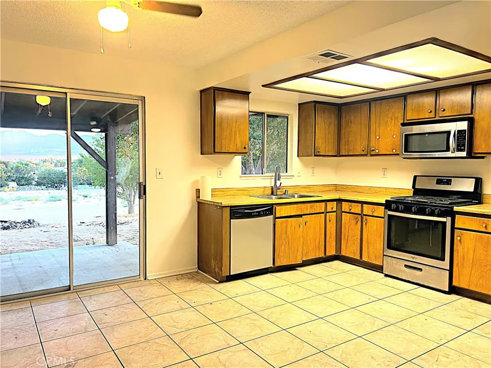 15328 E Avenue Q1 Lake Los Angeles, CA 93591