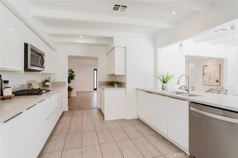 8547 Louise Avenue Sherwood Forest, CA 91325