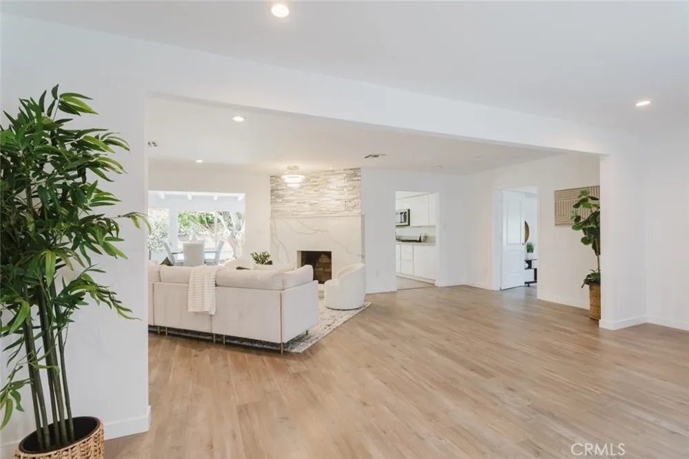 8547 Louise Avenue Sherwood Forest, CA 91325