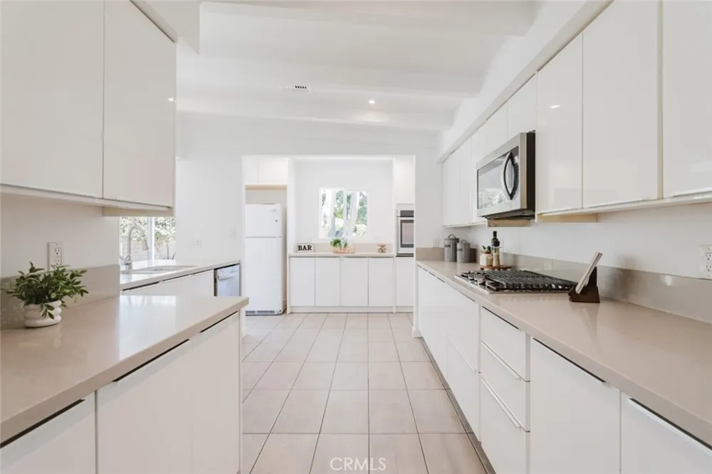 8547 Louise Avenue Sherwood Forest, CA 91325