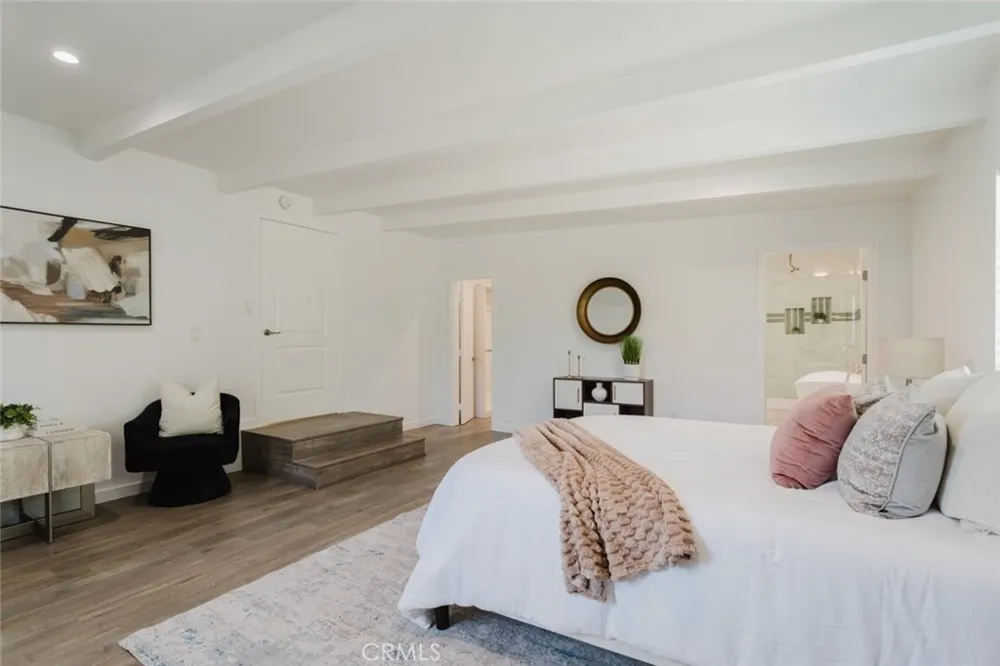 8547 Louise Avenue Sherwood Forest, CA 91325