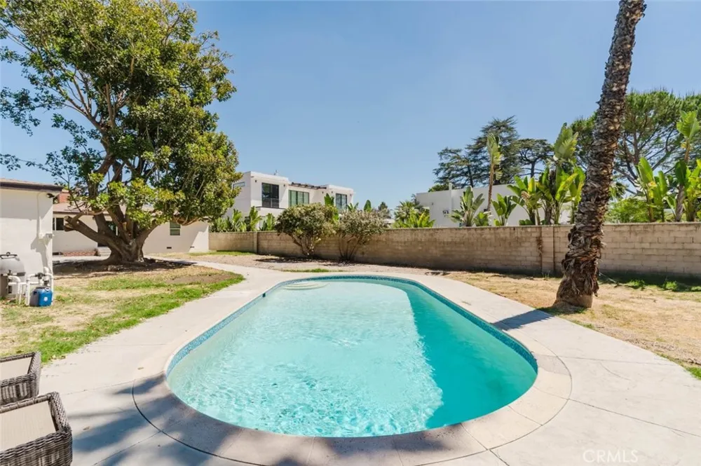 8547 Louise Avenue Sherwood Forest, CA 91325