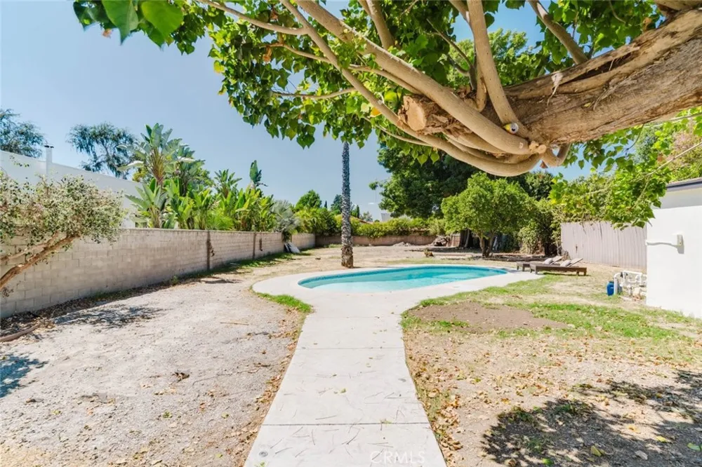 8547 Louise Avenue Sherwood Forest, CA 91325