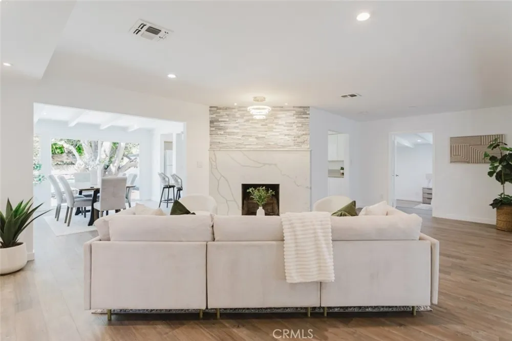 8547 Louise Avenue Sherwood Forest, CA 91325