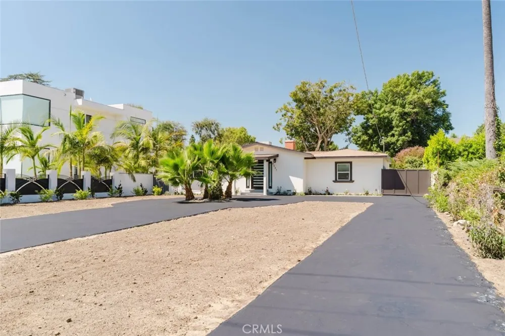 8547 Louise Avenue Sherwood Forest, CA 91325