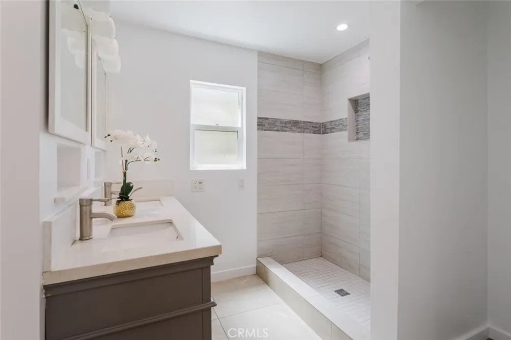 8547 Louise Avenue Sherwood Forest, CA 91325