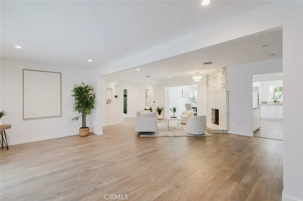 8547 Louise Avenue Sherwood Forest, CA 91325