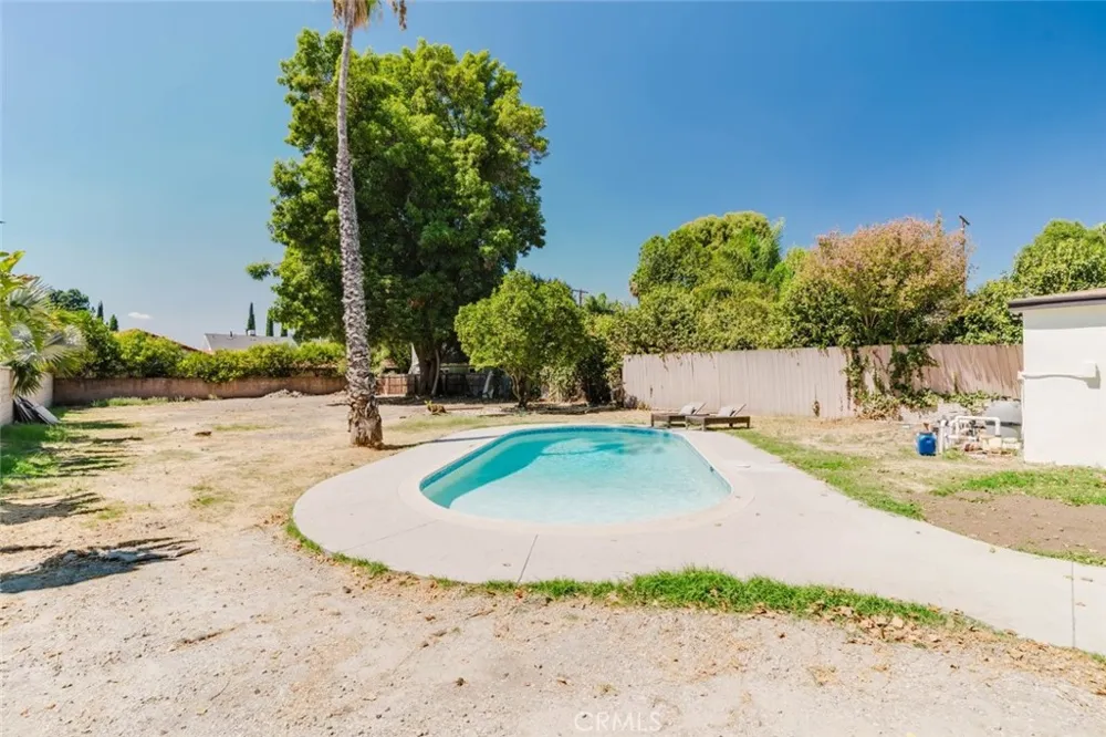 8547 Louise Avenue Sherwood Forest, CA 91325