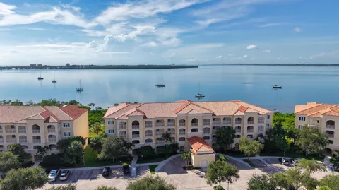 25 HARBOUR ISLE DRIVE W #104