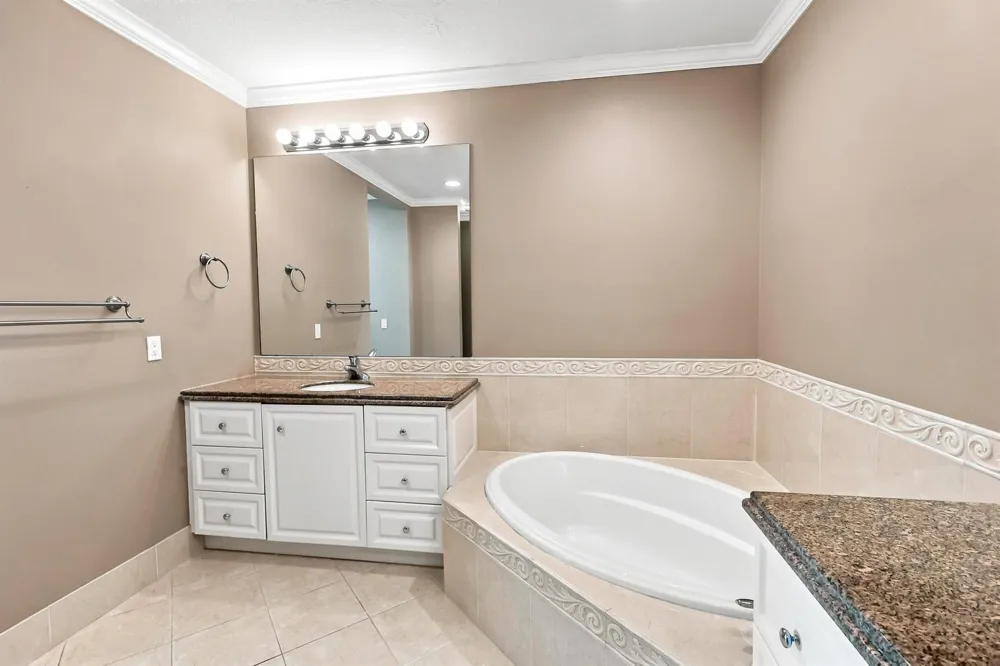25 HARBOUR ISLE DRIVE W #104 Fort Pierce, FL 34949