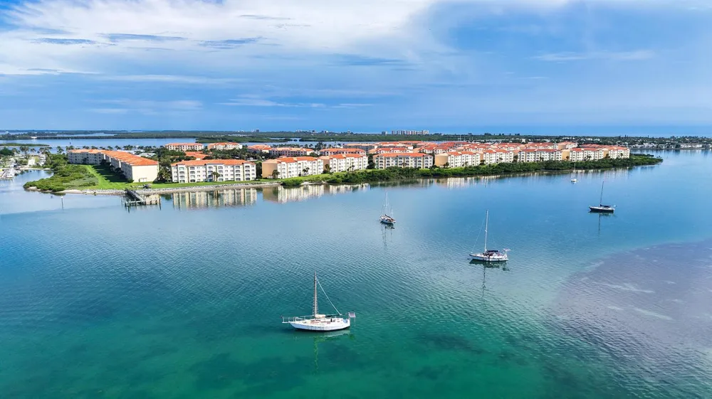 25 HARBOUR ISLE DRIVE W #104 Fort Pierce, FL 34949