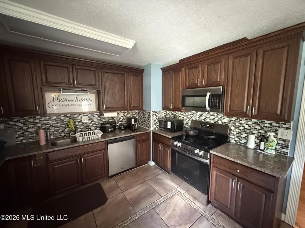 2184 Alice Drive Biloxi, MS 39531