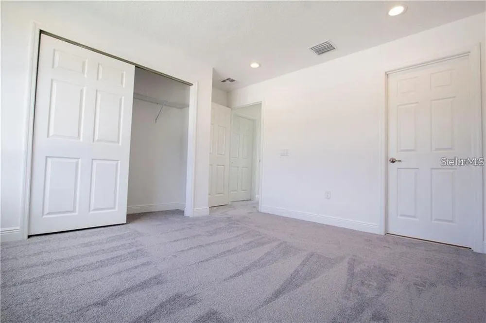 669 LAKE SHORE PARKWAY Davenport, FL 33896
