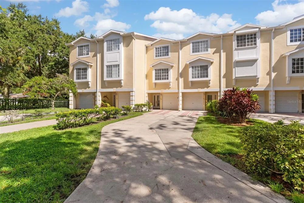 106 BRENT CIRCLE Oldsmar, FL 34677