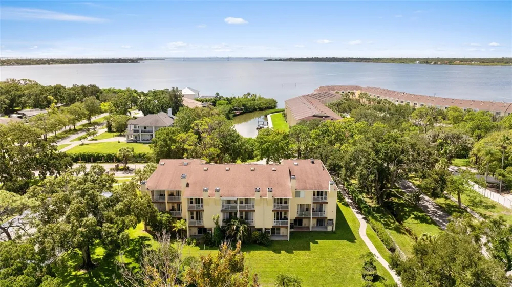 106 BRENT CIRCLE Oldsmar, FL 34677
