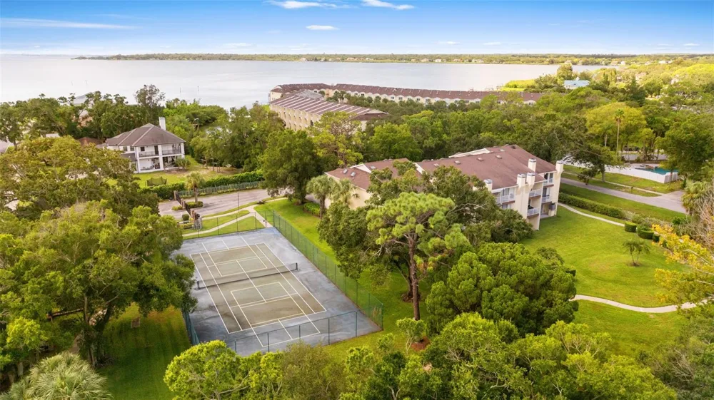 106 BRENT CIRCLE Oldsmar, FL 34677