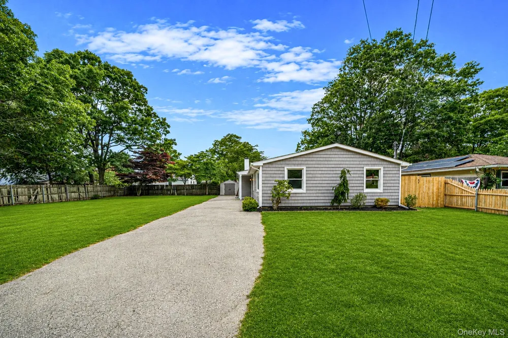 28 Ashwood Drive Shirley, NY 11967