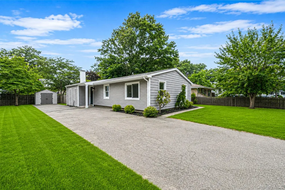 28 Ashwood Drive Shirley, NY 11967