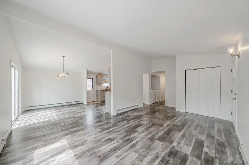 28 Ashwood Drive Shirley, NY 11967