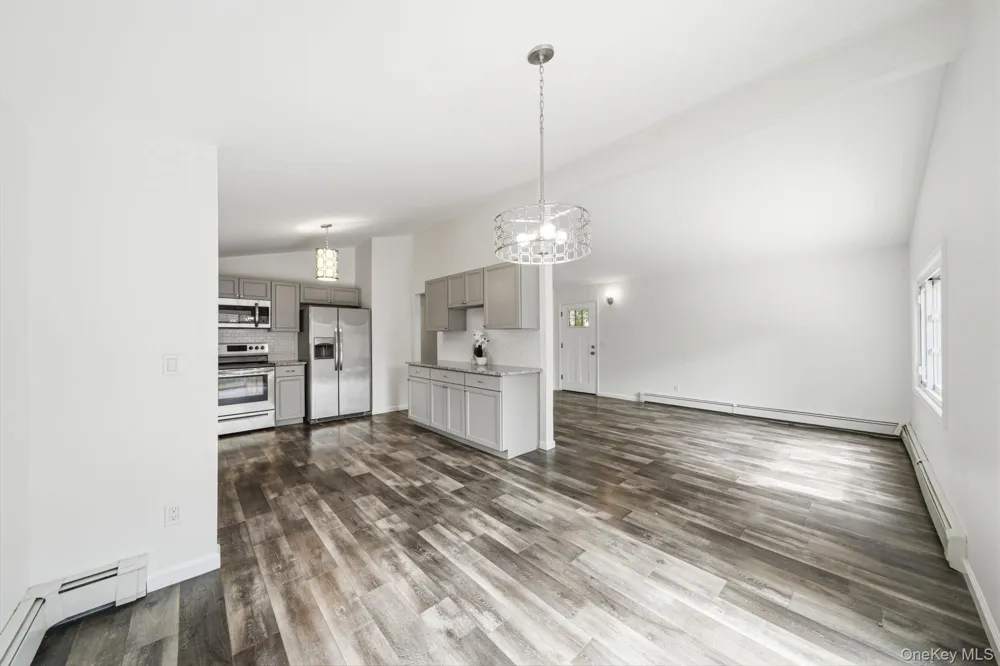 28 Ashwood Drive Shirley, NY 11967