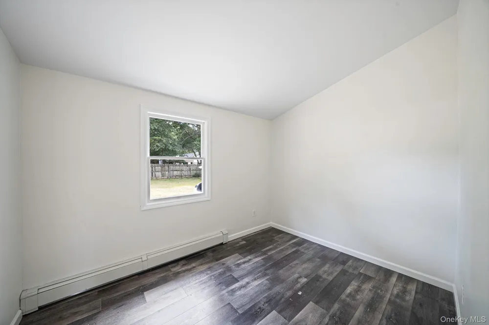 28 Ashwood Drive Shirley, NY 11967