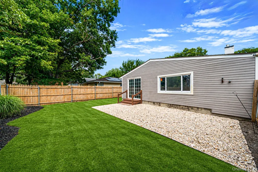 28 Ashwood Drive Shirley, NY 11967