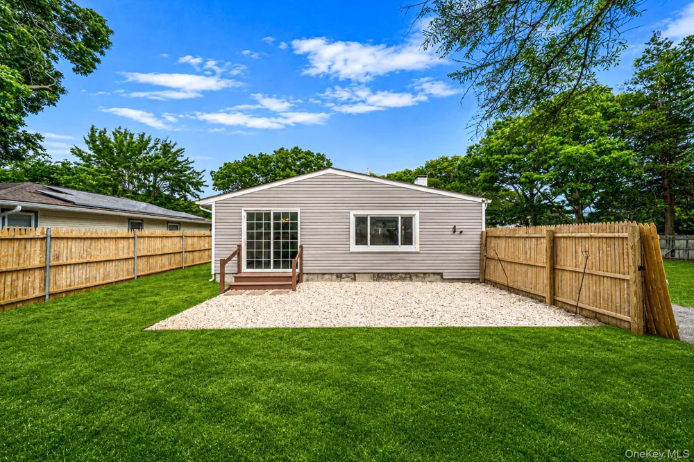 28 Ashwood Drive Shirley, NY 11967