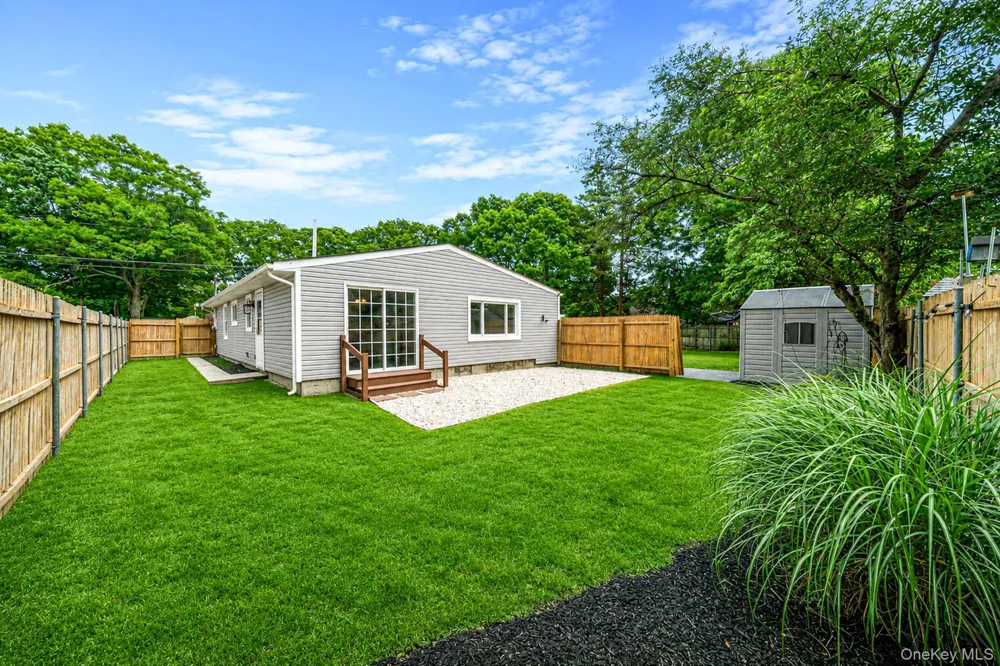 28 Ashwood Drive Shirley, NY 11967