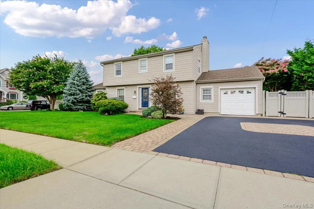 8 Curlew Place Massapequa, NY 11758