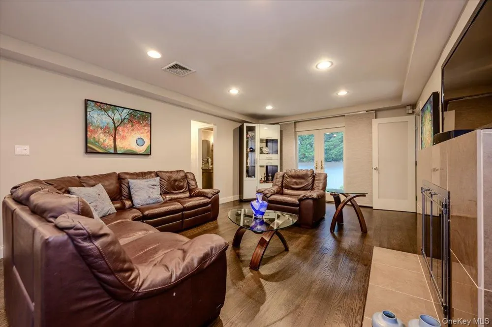 8 Curlew Place Massapequa, NY 11758