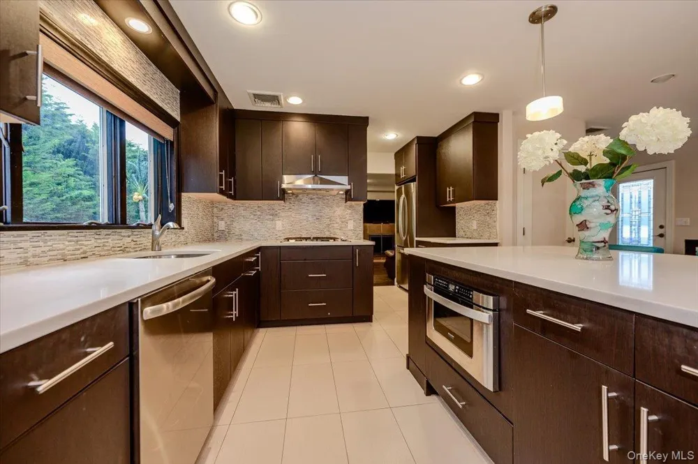 8 Curlew Place Massapequa, NY 11758