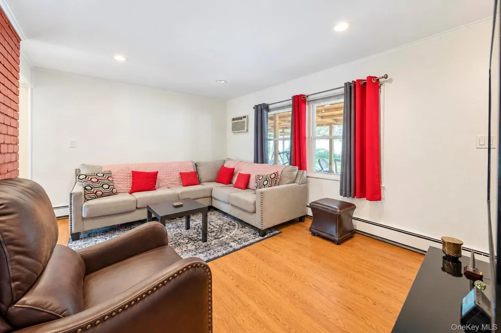 35 Meeting Lane Hicksville, NY 11801