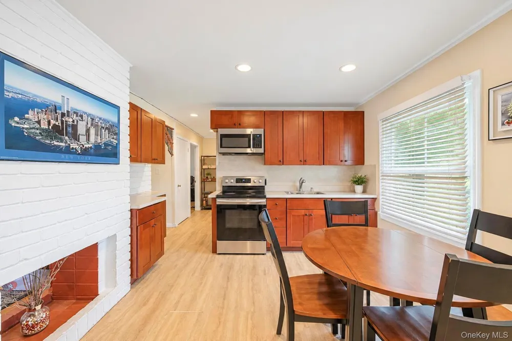 35 Meeting Lane Hicksville, NY 11801