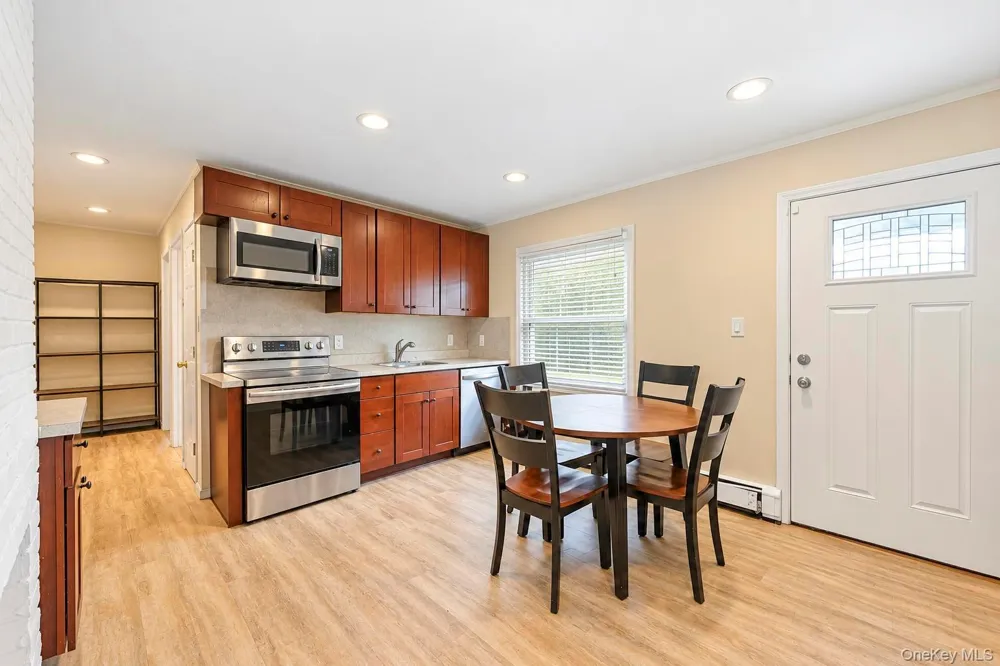 35 Meeting Lane Hicksville, NY 11801