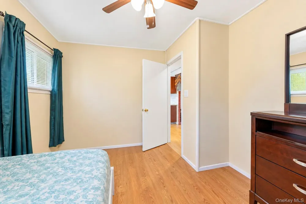 35 Meeting Lane Hicksville, NY 11801
