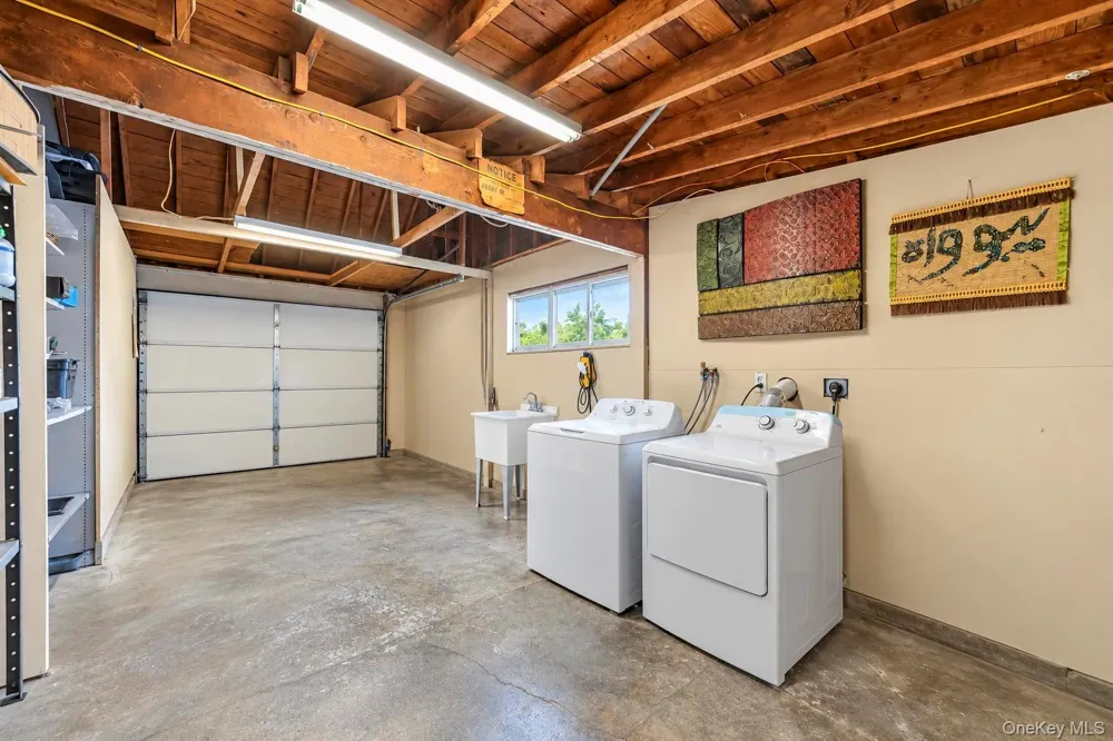 35 Meeting Lane Hicksville, NY 11801
